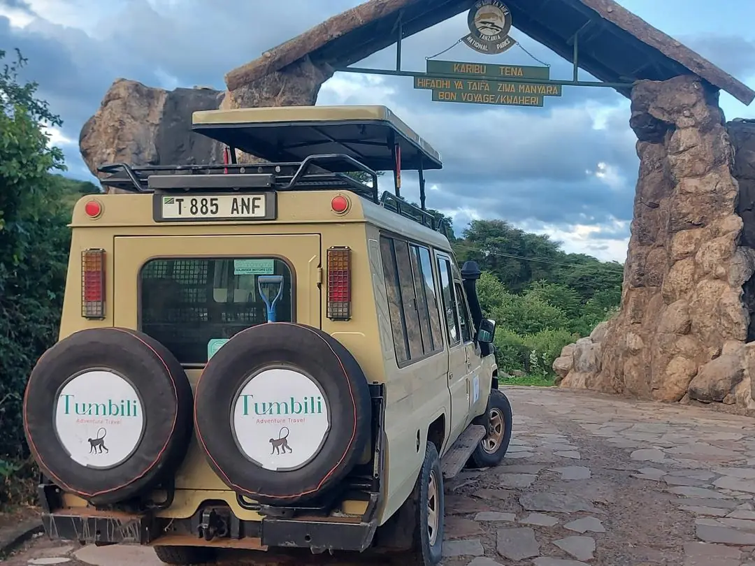 Vehículo de safari de Tumbili en la puerta del Parque Nacional del Lago Manyara