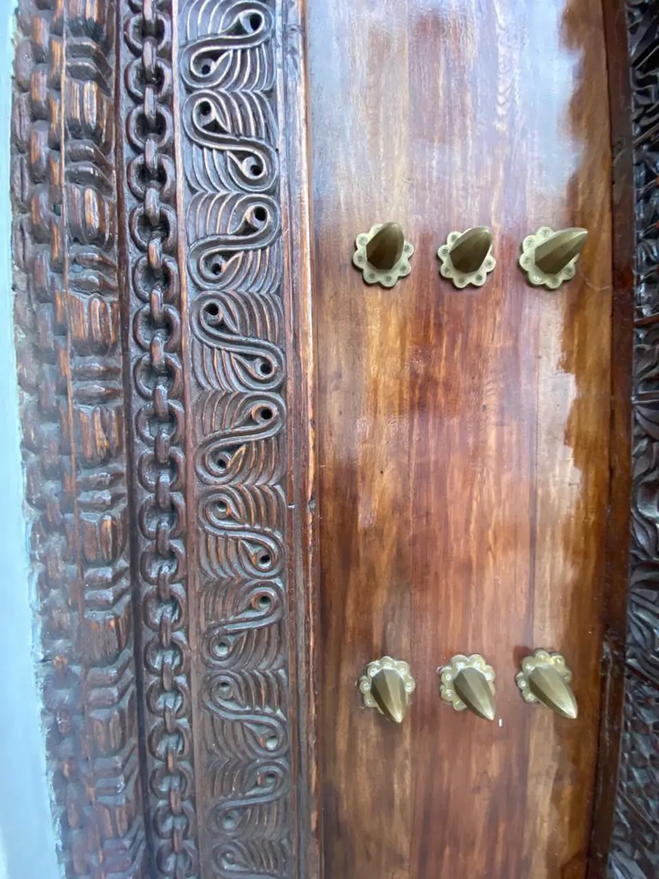 Detalle del tallado de una puerta tradicional de Stone Town